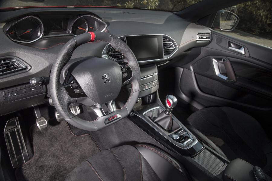 Торпедо Peugeot 308 GTi 2015 года  (фото 21 из 65)